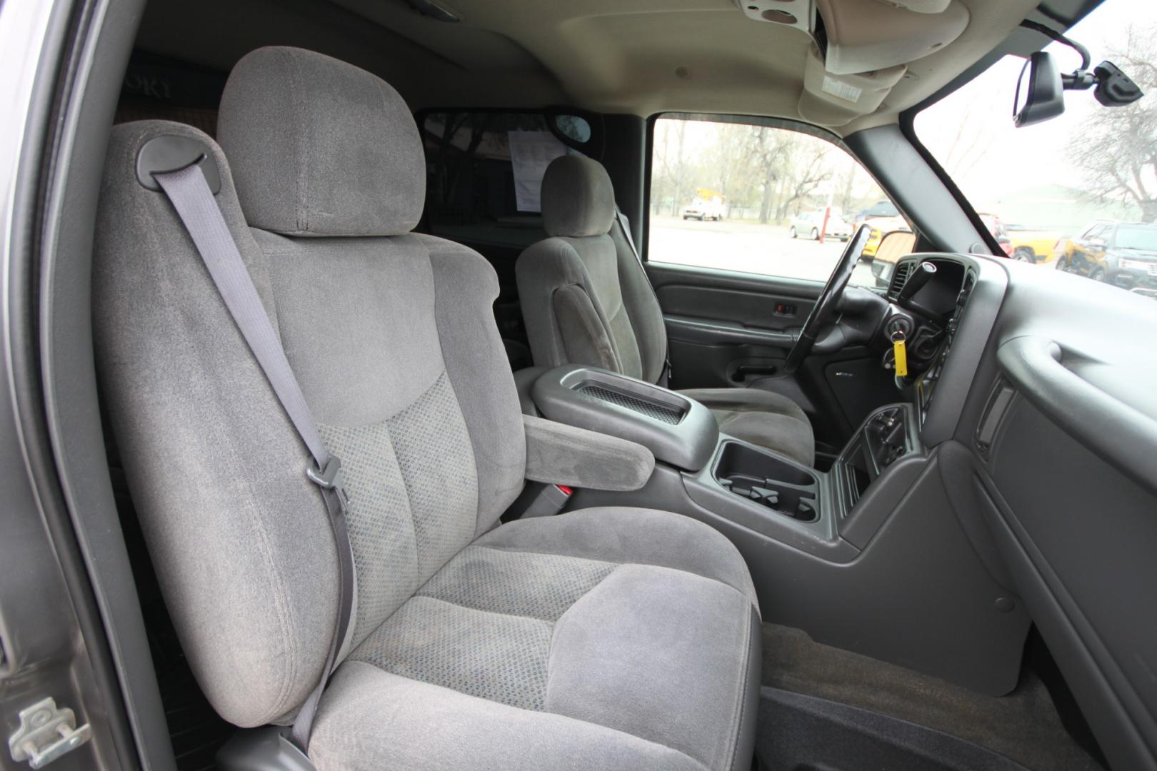 2006 Graystone metallic /dark charcoal Chevrolet Silverado 1500 (2GCEK13T161) , located at 4562 State Avenue, Billings, MT, 59101, (406) 896-9833, 45.769516, -108.526772 - Photo#17